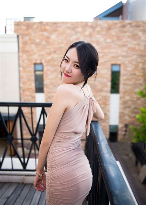 礼炮鸣响，国旗护卫队擎国旗出场！